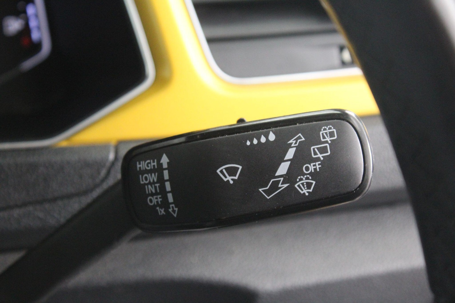 Used Volkswagen T-Roc for sale - 76995943: Photo 30