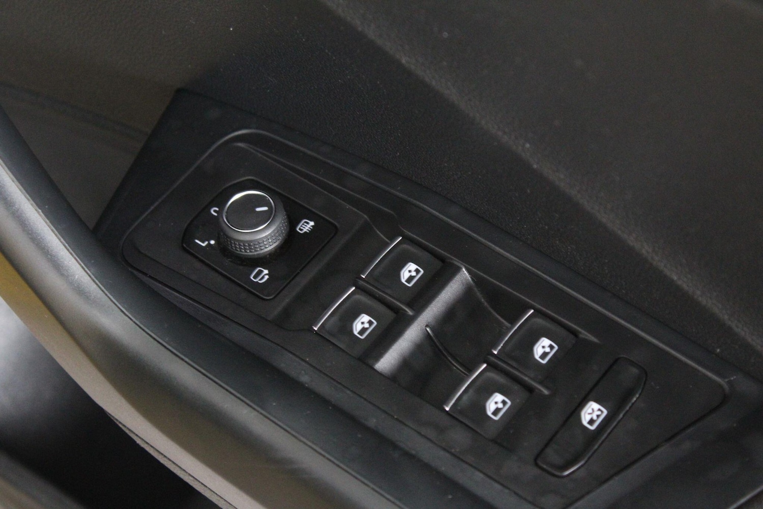 Used Volkswagen T-Roc for sale - 76995943: Photo 45