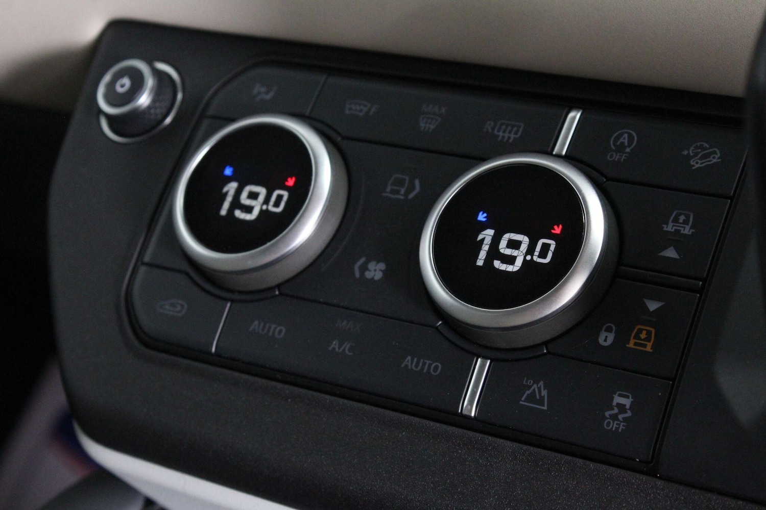 Used Land Rover Defender 2020 for sale - 76988507: Photo 32