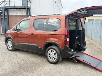 2019 (19) - 1.5 BlueHDi 130 Allure AUTO WHEELCHAIR ACCESS VEHICLE WAV DISABLED 5-Door
