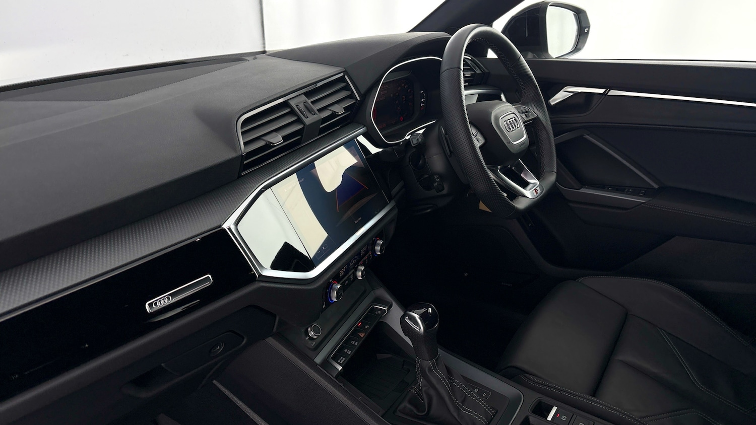 Used Audi Q3 2024 for sale - 77504801: Photo 2