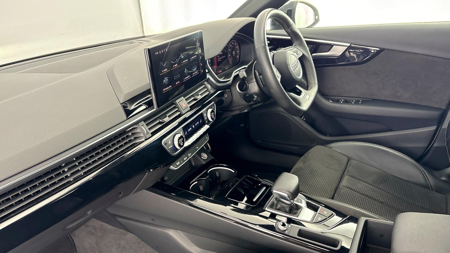 Used Audi A4 2021 for sale - 77650360: Photo 2