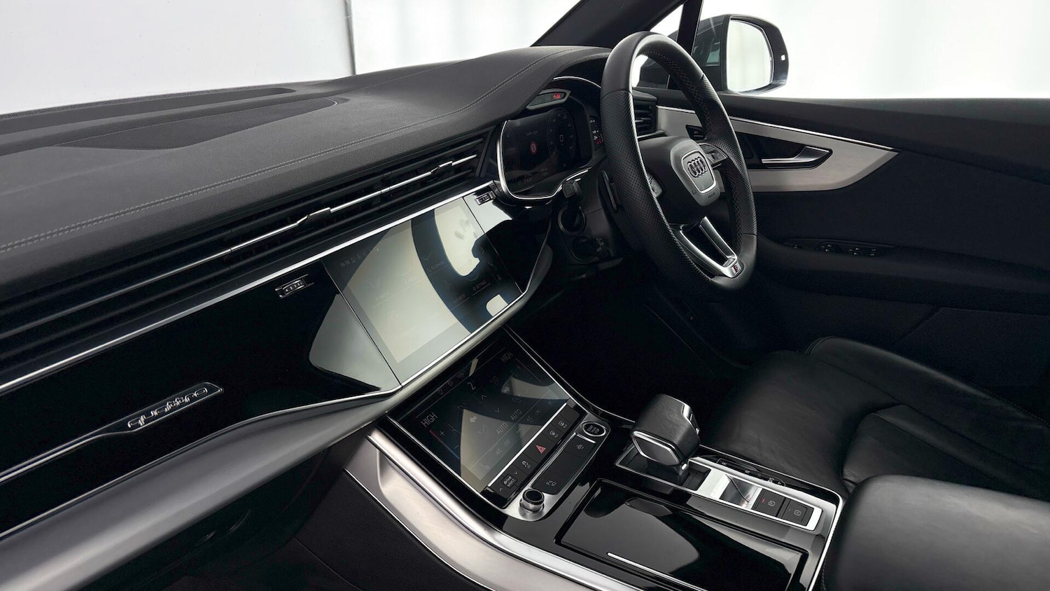 Used Audi Q7 2023 for sale - 77789705: Photo 2