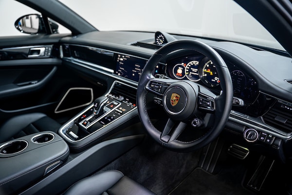 Used Porsche Panamera 2023 for sale - 76280530: Photo 2