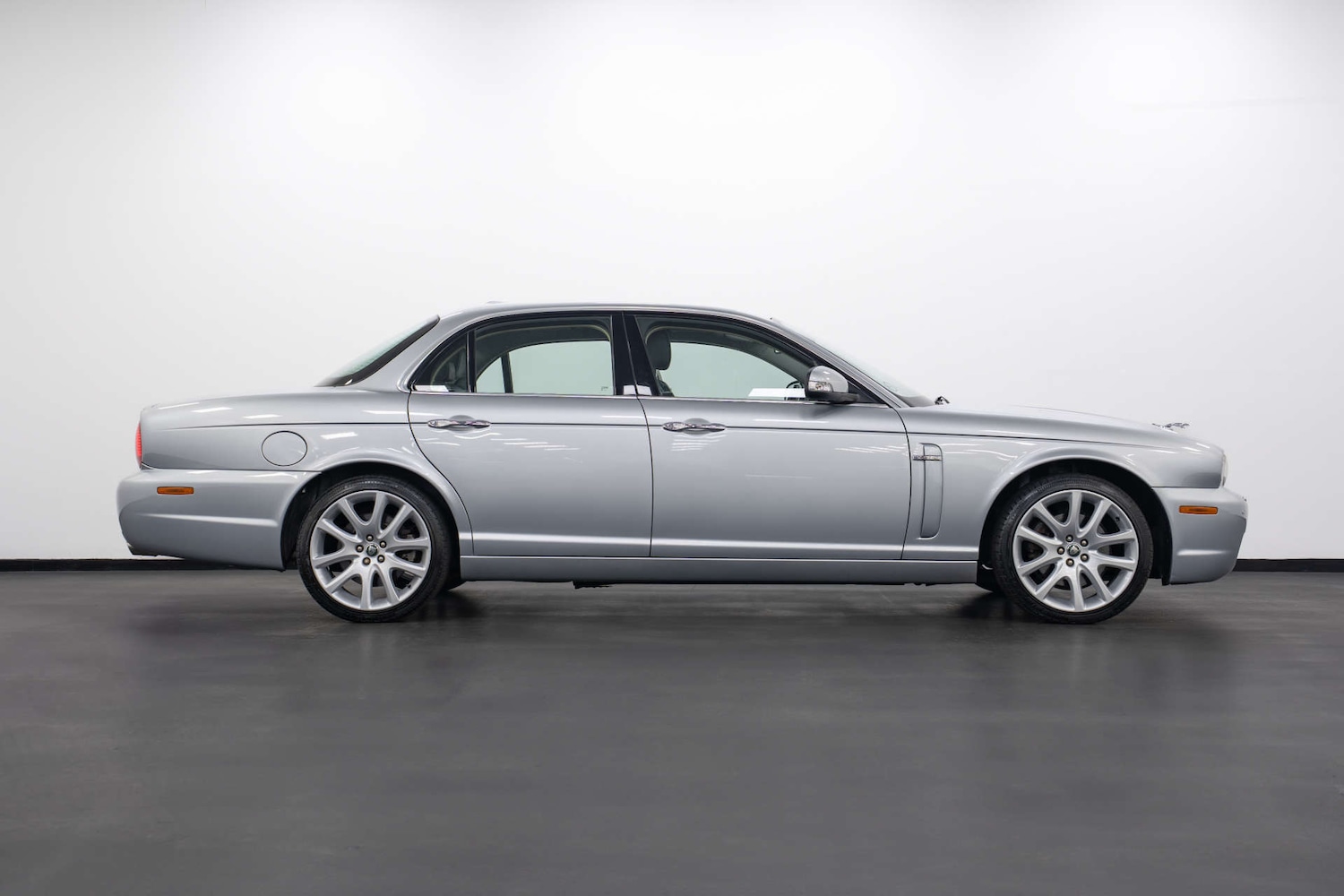 Used Jaguar XJ 2007 for sale - 78027768: Photo 4