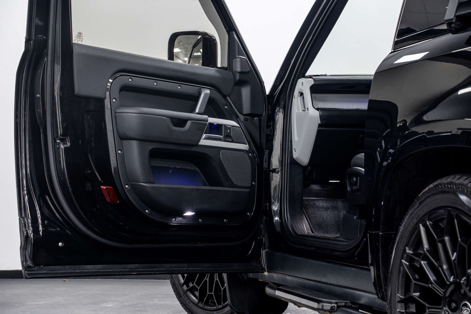 Used Land Rover Defender 2023 for sale - 77406687: Photo 6