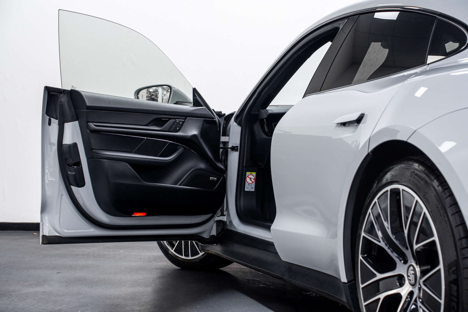 Used Porsche Taycan 2023 for sale - 77406698: Photo 6