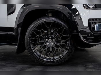 Used Land Rover Defender 110 2022 for sale - 77188877: Photo