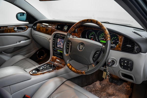 Used Jaguar XJ 2006 for sale - 76236284: Photo 2
