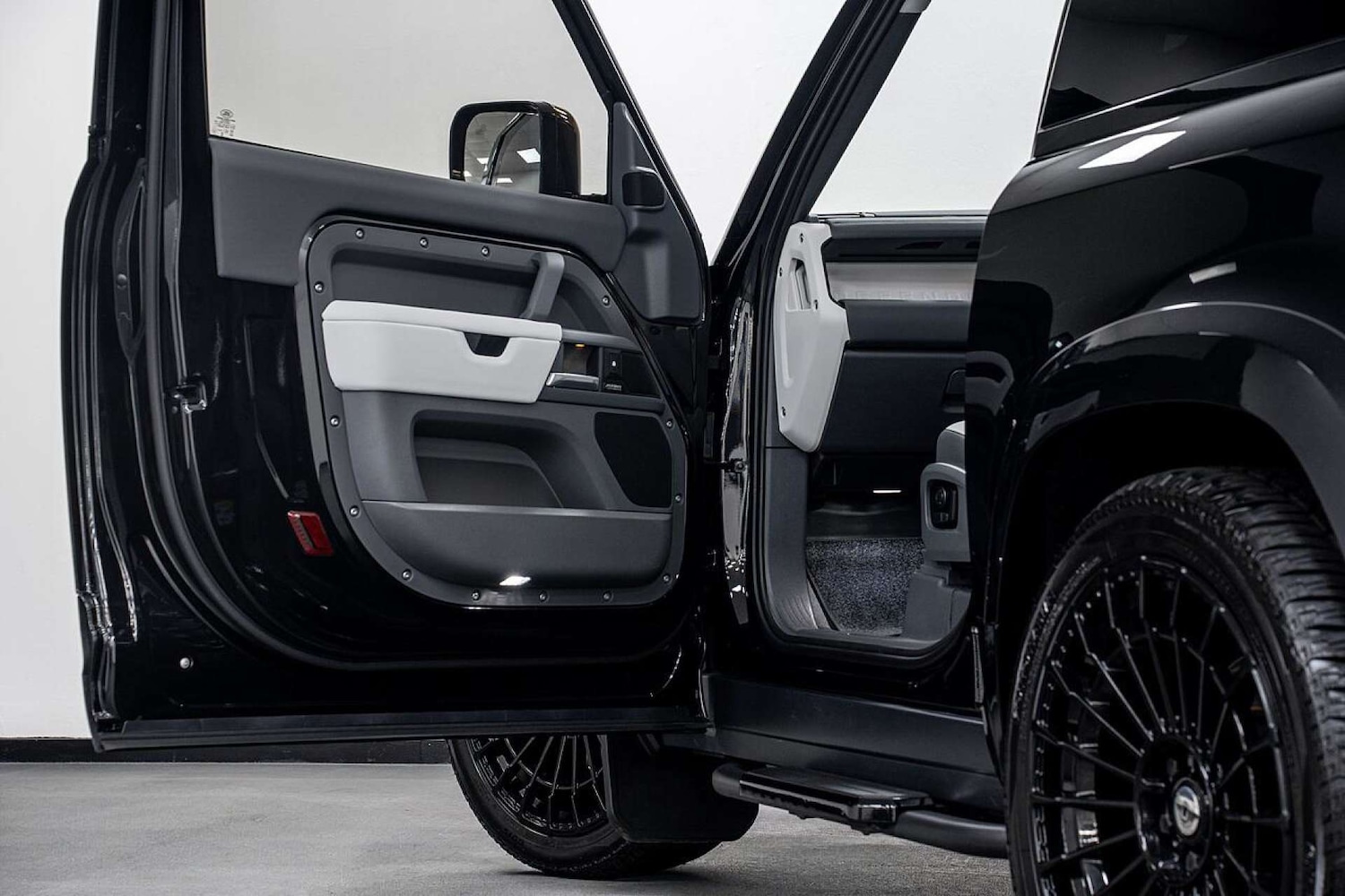 Used Land Rover Defender 2025 for sale - 77406624: Photo 6