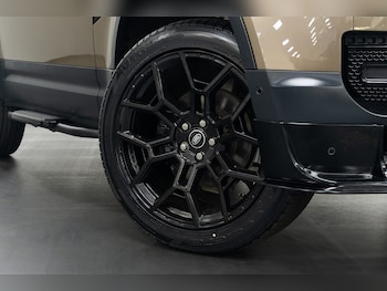 Used Land Rover Defender 90 2024 for sale - 78952044: Photo