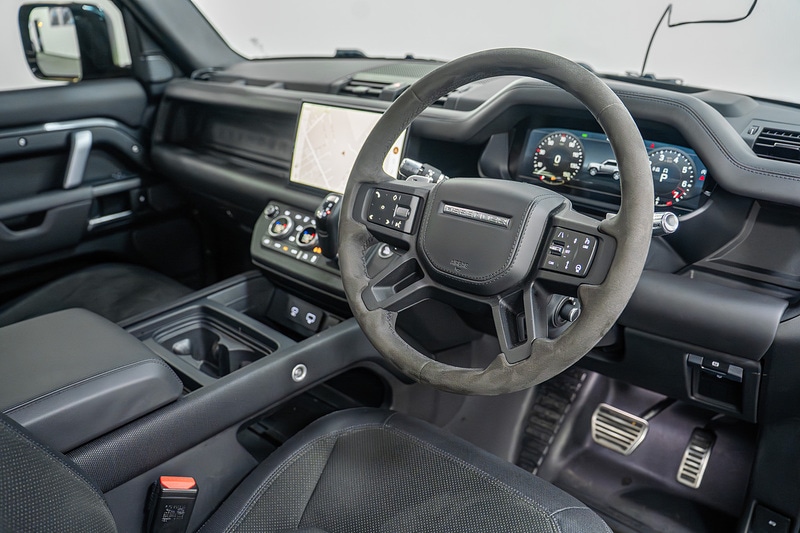 Used Land Rover Defender 2021 for sale - 76334064: Photo 2