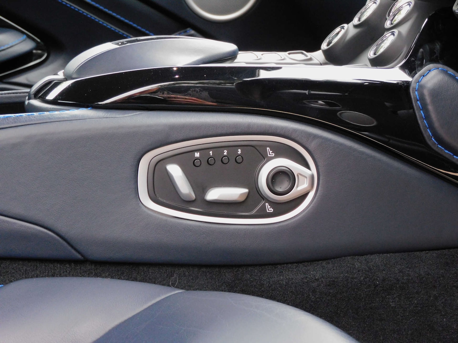 Used Aston Martin Vantage 2019 for sale - 76601142: Photo 28