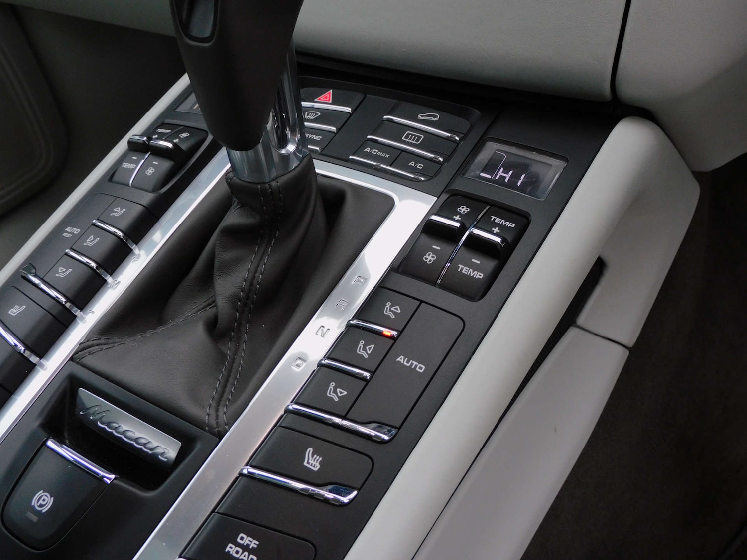 Used Porsche Macan 2015 for sale - 77022410: Photo 42