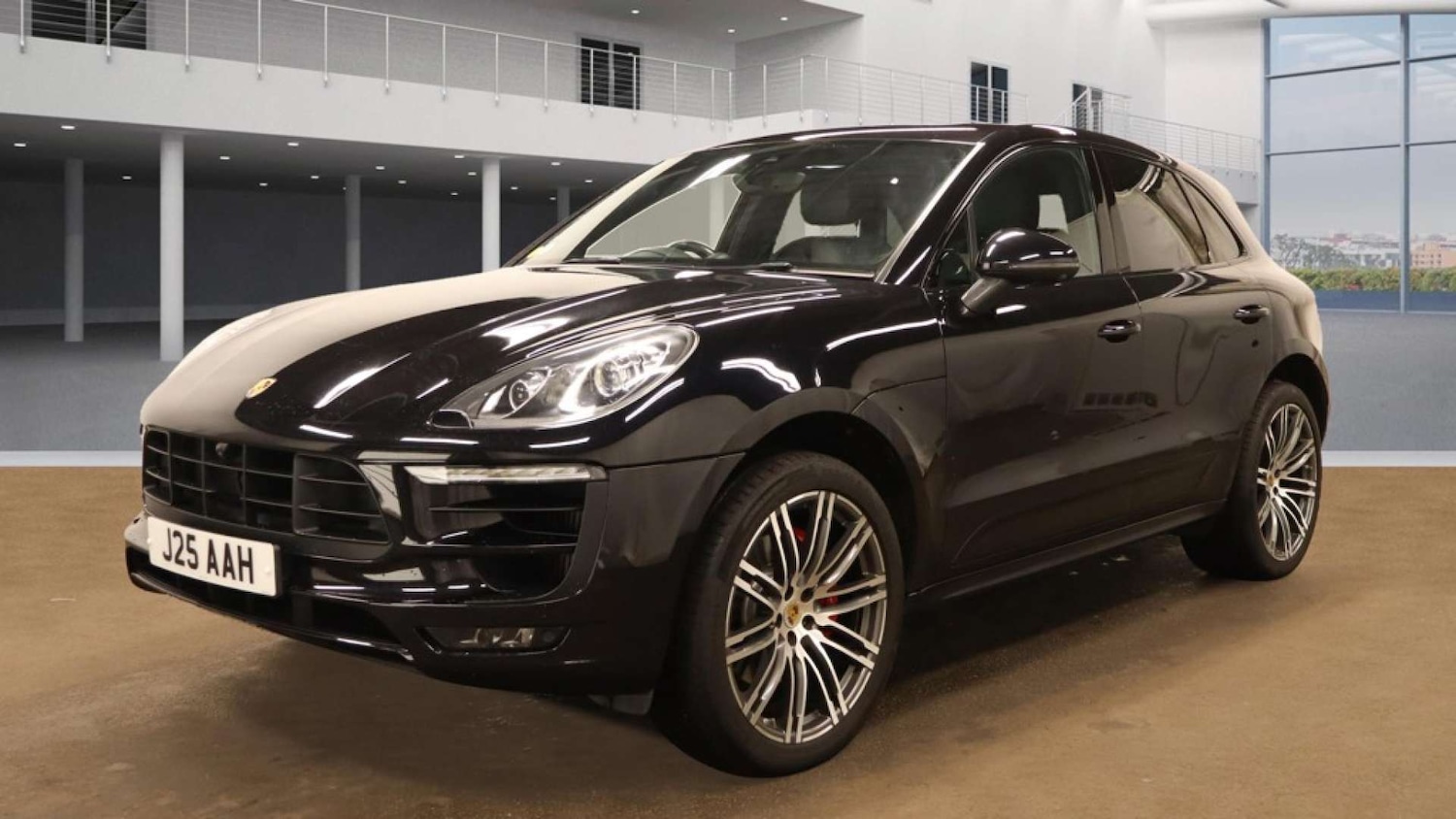 Used Porsche Macan 2015 for sale - 76618110: Photo 2