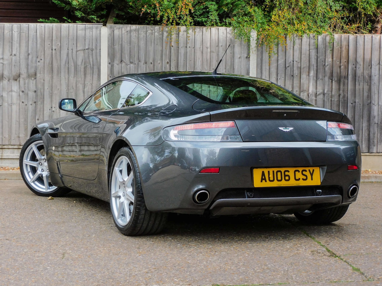 Used Aston Martin Vantage 2006 for sale - 76345019: Photo 2
