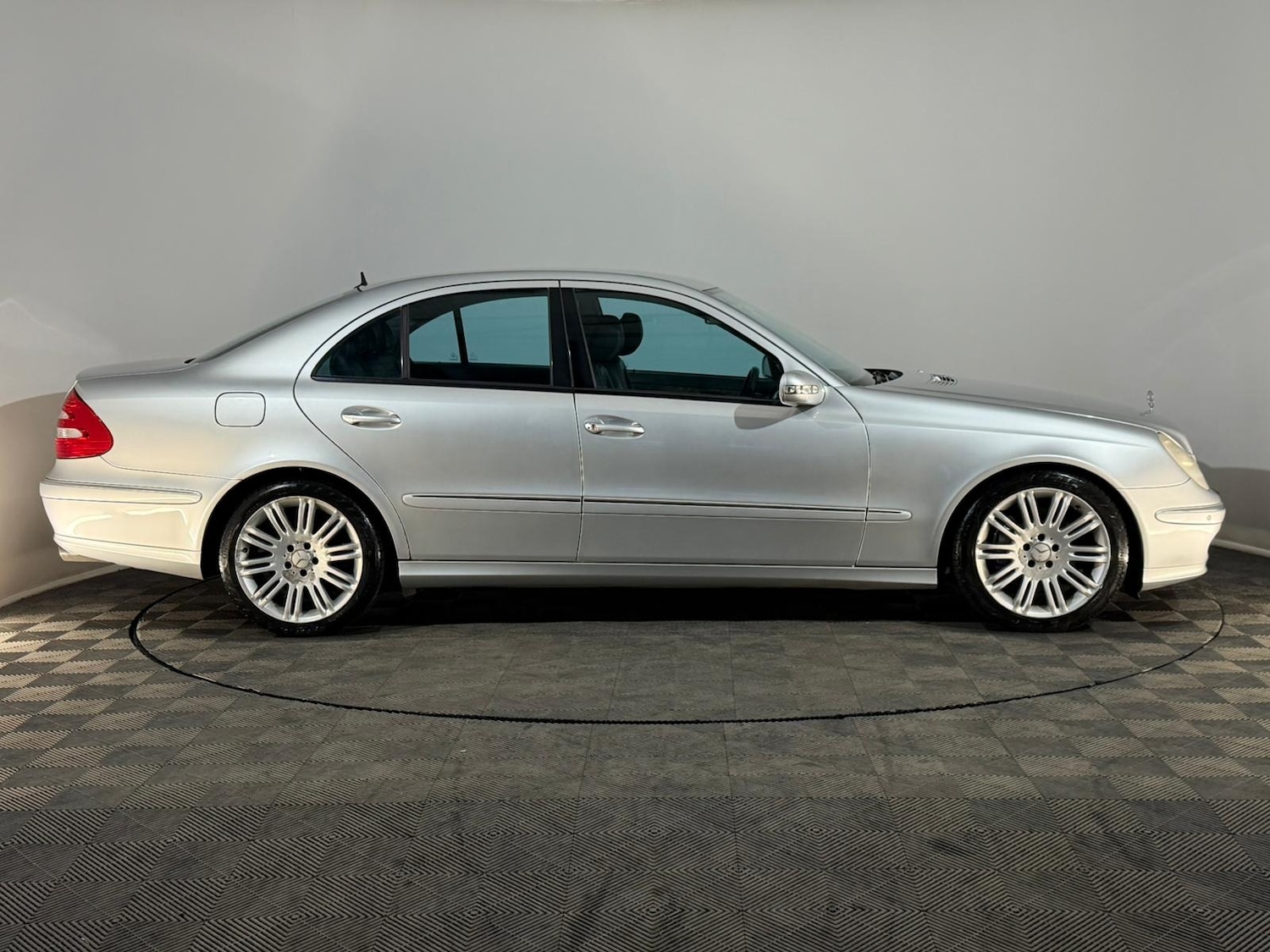 Used Mercedes-Benz E Class 2005 for sale - 77052303: Photo 4