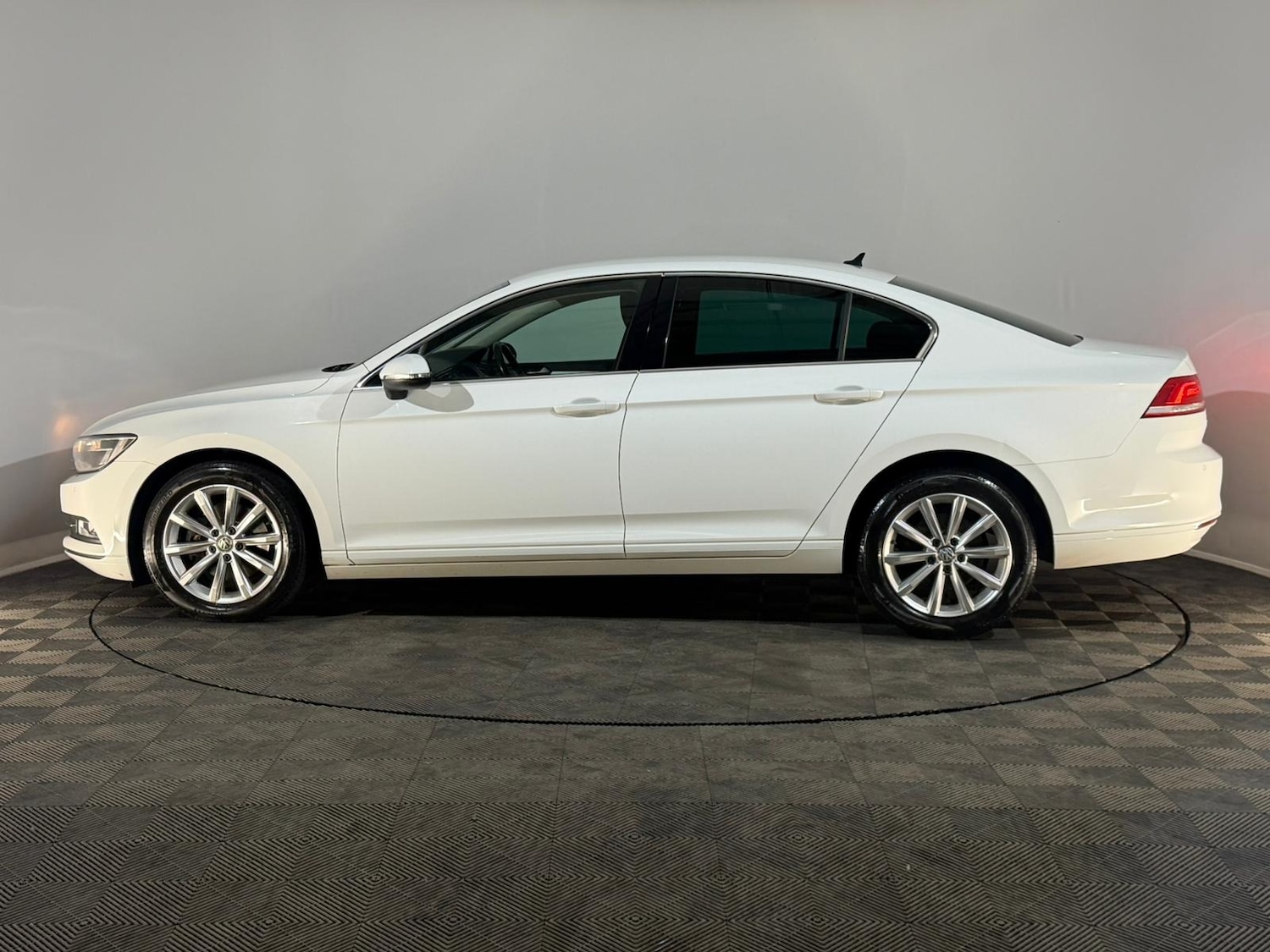 Used Volkswagen Passat 2015 for sale - 77340610: Photo 5