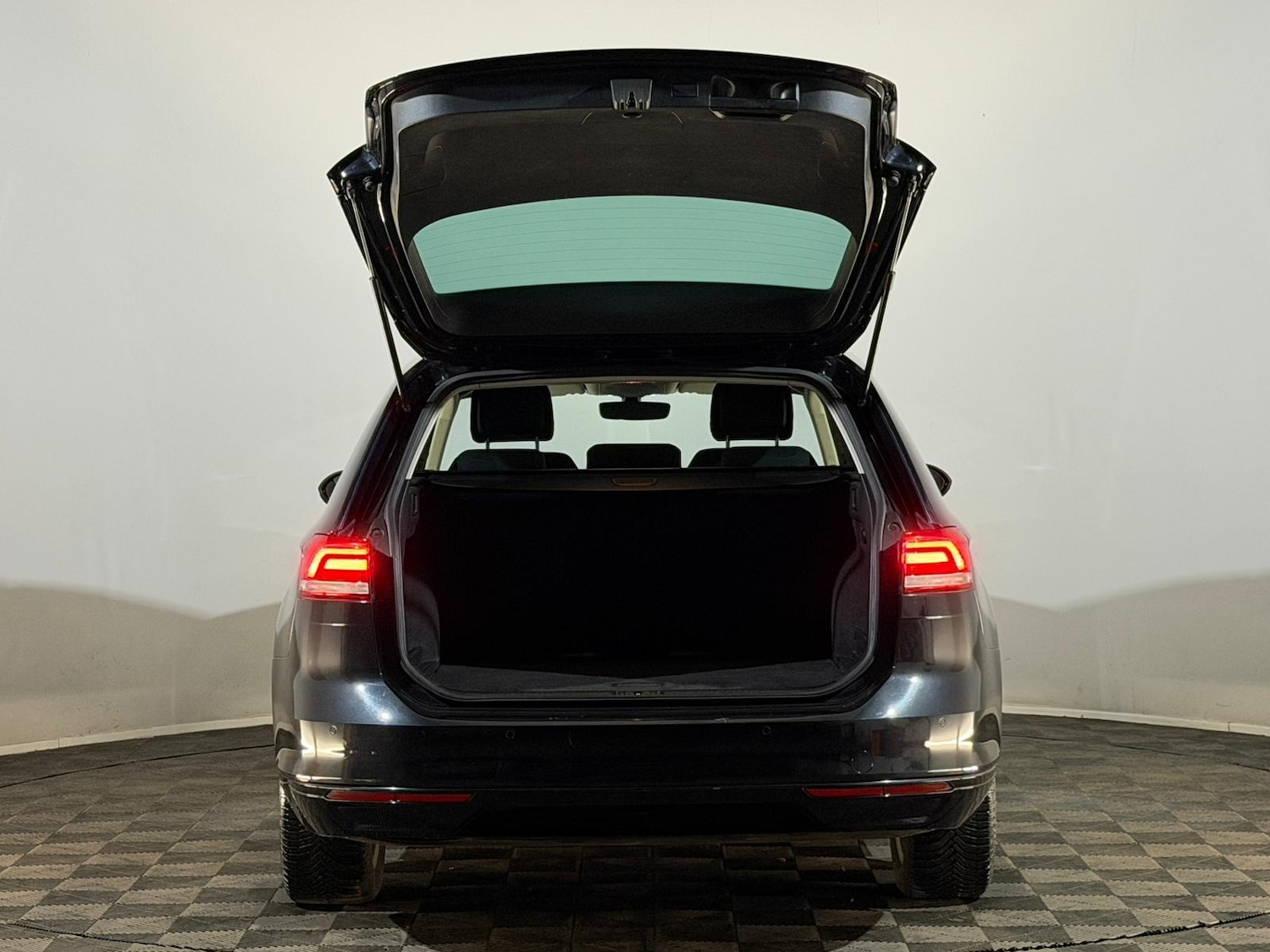 Used Volkswagen Passat 2017 for sale - 77979816: Photo 8