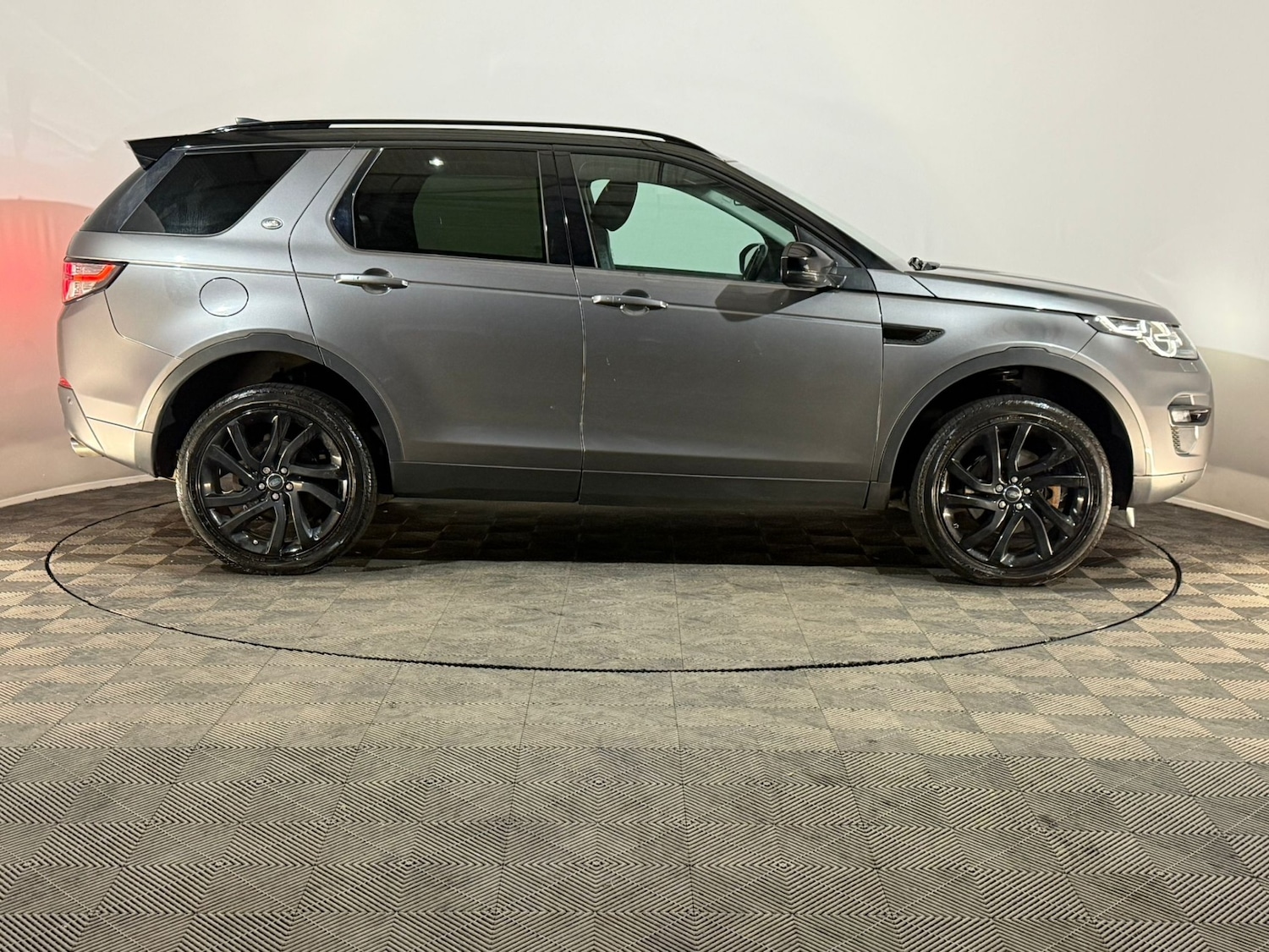 Used Land Rover Discovery Sport 2017 for sale - 76618062: Photo 3