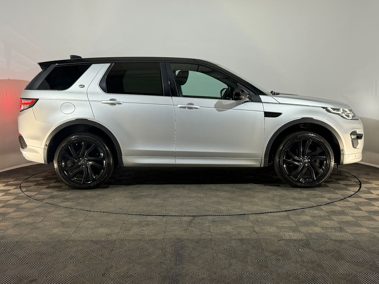Used Land Rover Discovery Sport 2017 for sale - 77833828: Photo 4