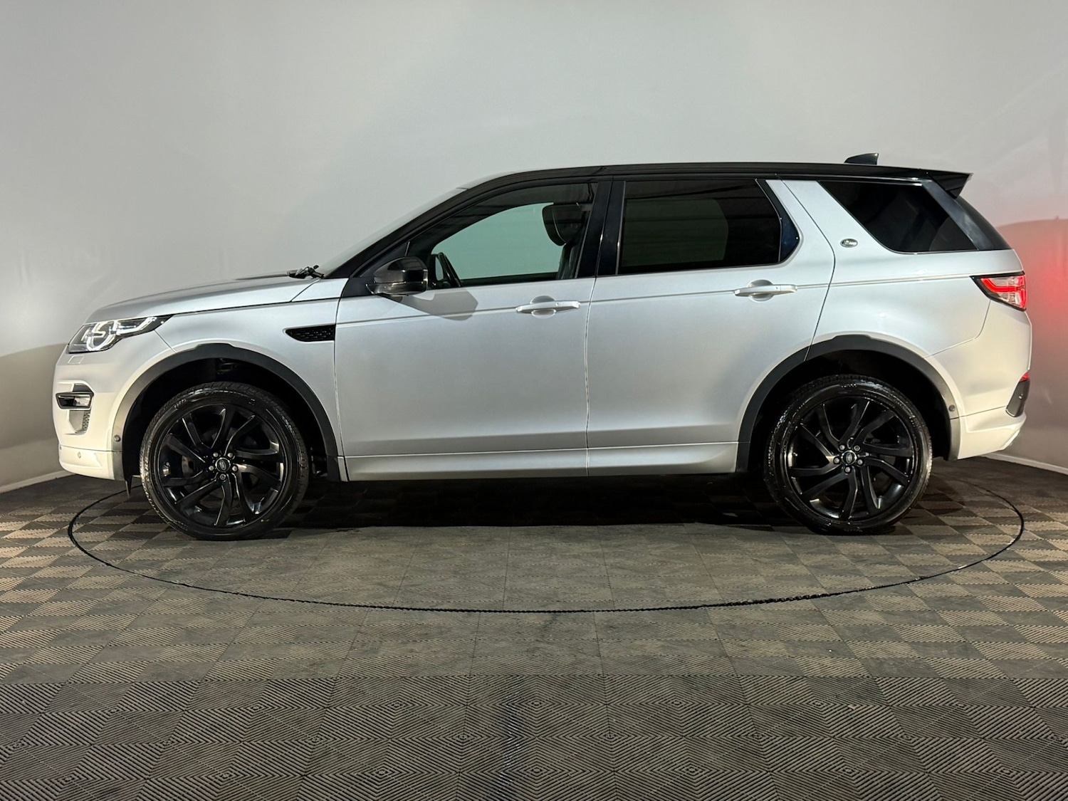 Used Land Rover Discovery Sport 2017 for sale - 77833828: Photo 5
