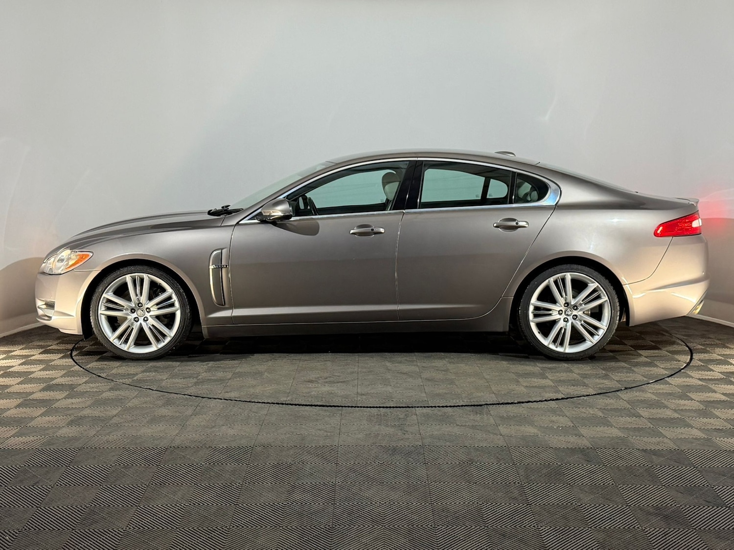 Used Jaguar XF 2010 for sale - 76297247: Photo 5