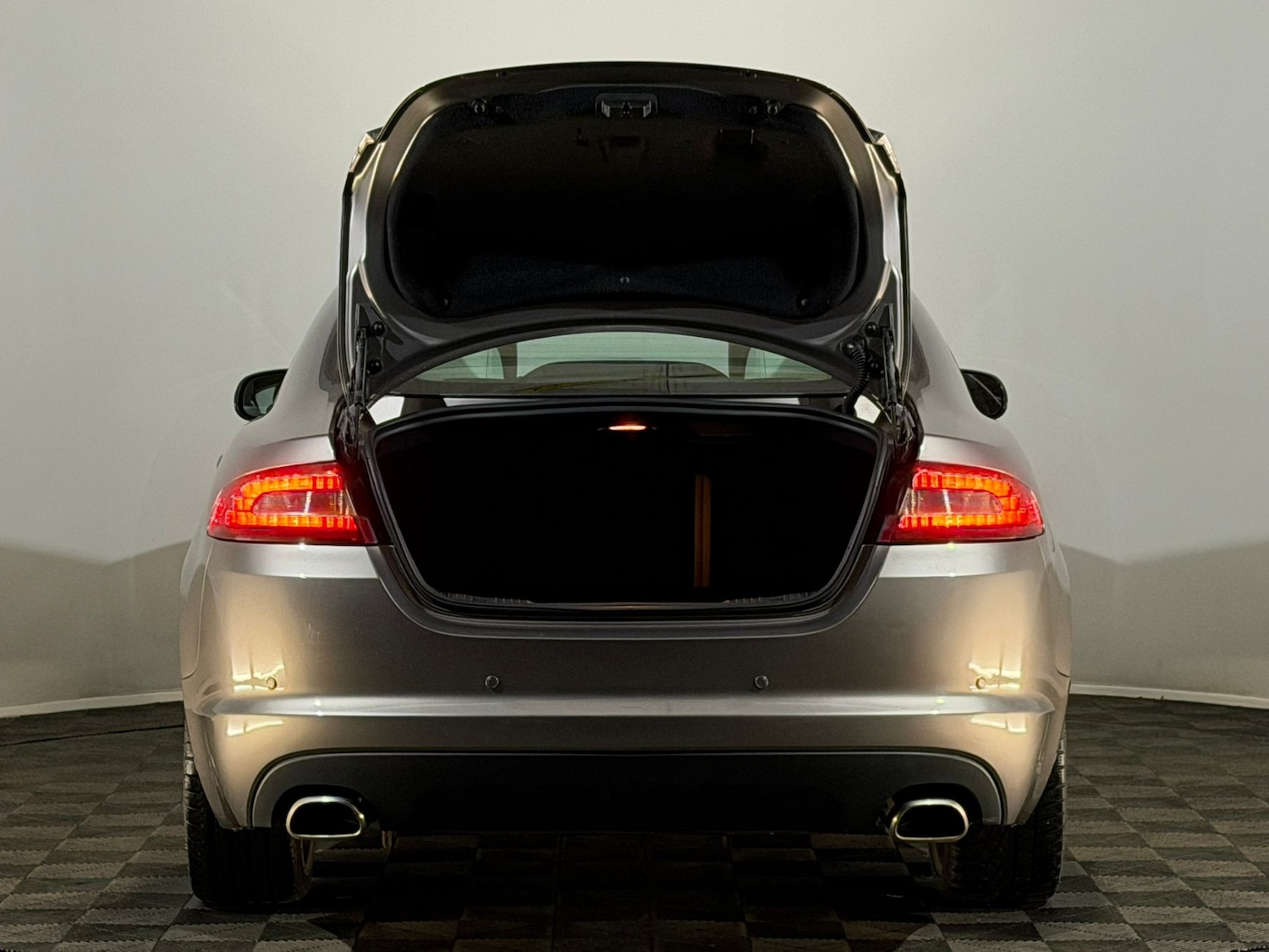 Used Jaguar XF 2010 for sale - 76297247: Photo 8