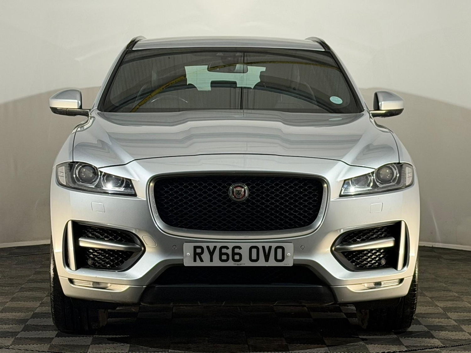 Used Jaguar F-Pace 2016 for sale - 76840749: Photo 2