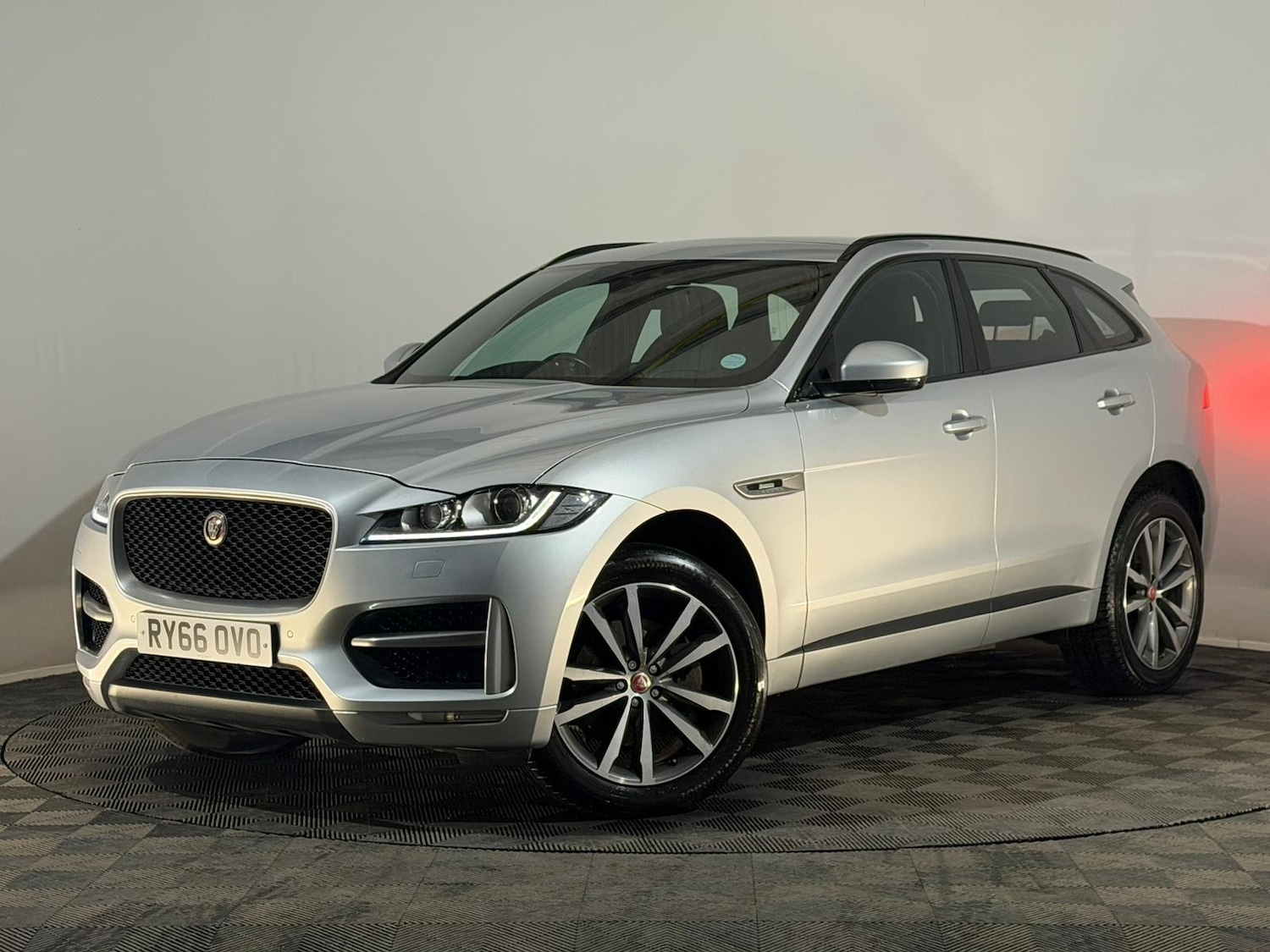 Used Jaguar F-Pace 2016 for sale - 76840749: Photo 3