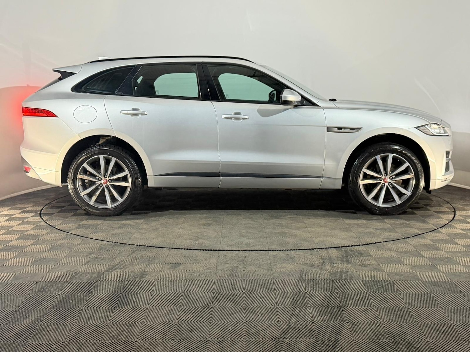 Used Jaguar F-Pace 2016 for sale - 76840749: Photo 4