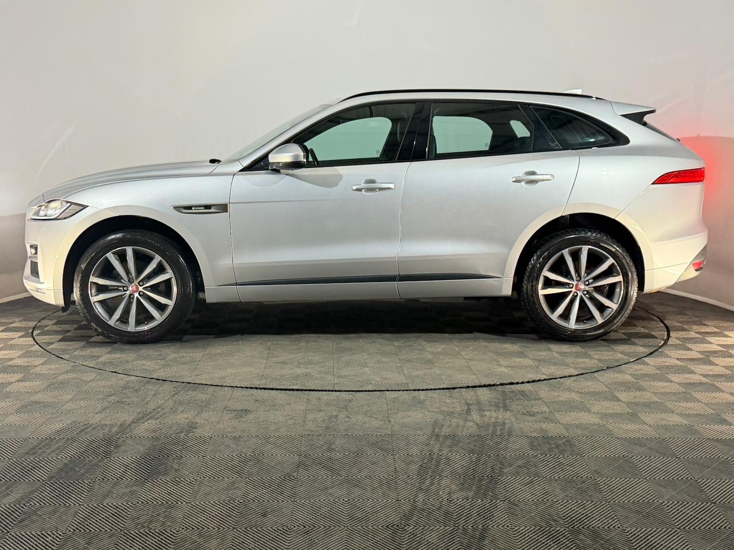 Used Jaguar F-Pace 2016 for sale - 76840749: Photo 5