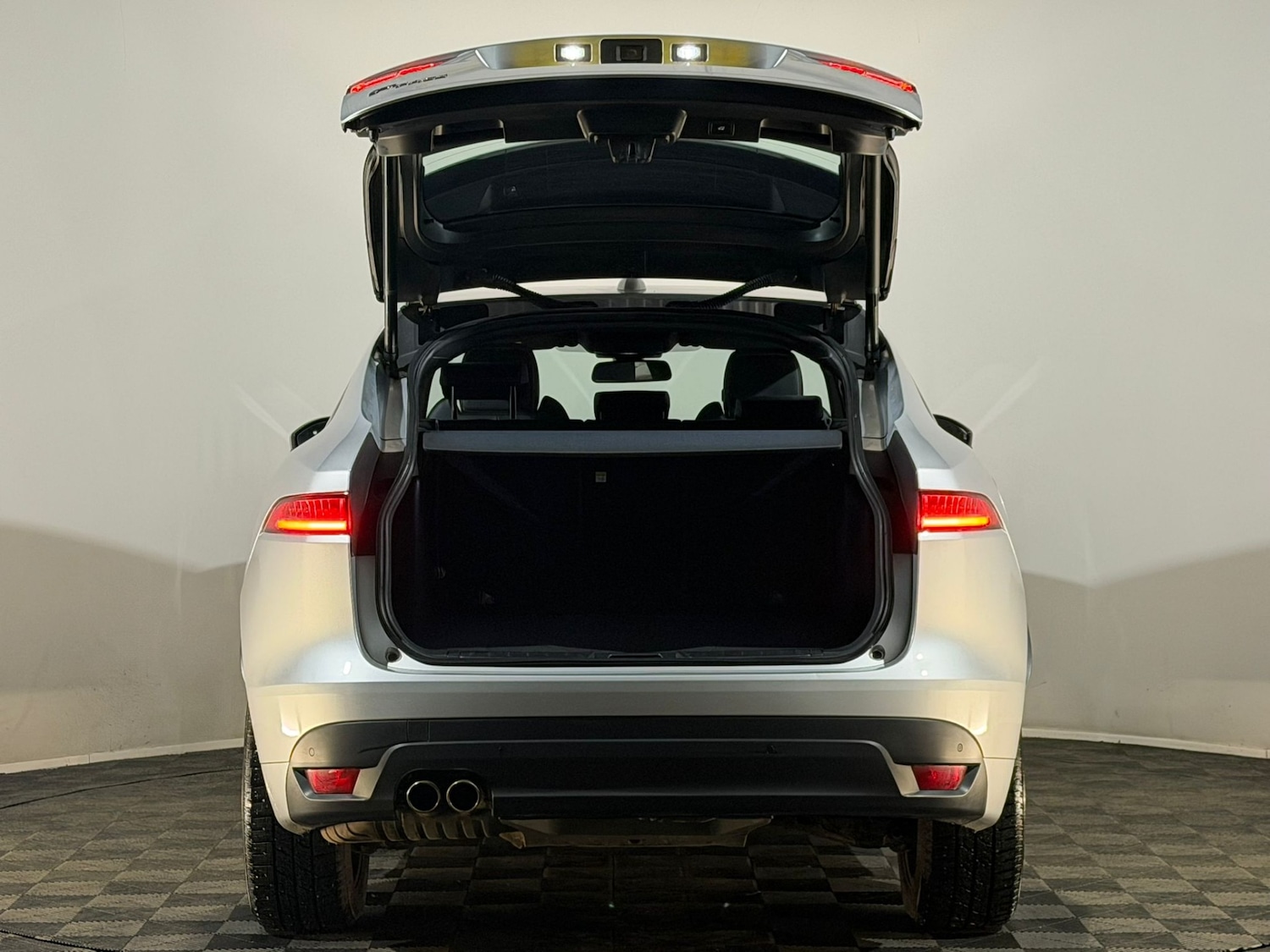 Used Jaguar F-Pace 2016 for sale - 76840749: Photo 8