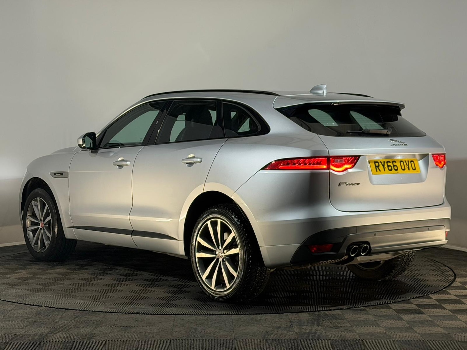 Used Jaguar F-Pace 2016 for sale - 76840749: Photo 9