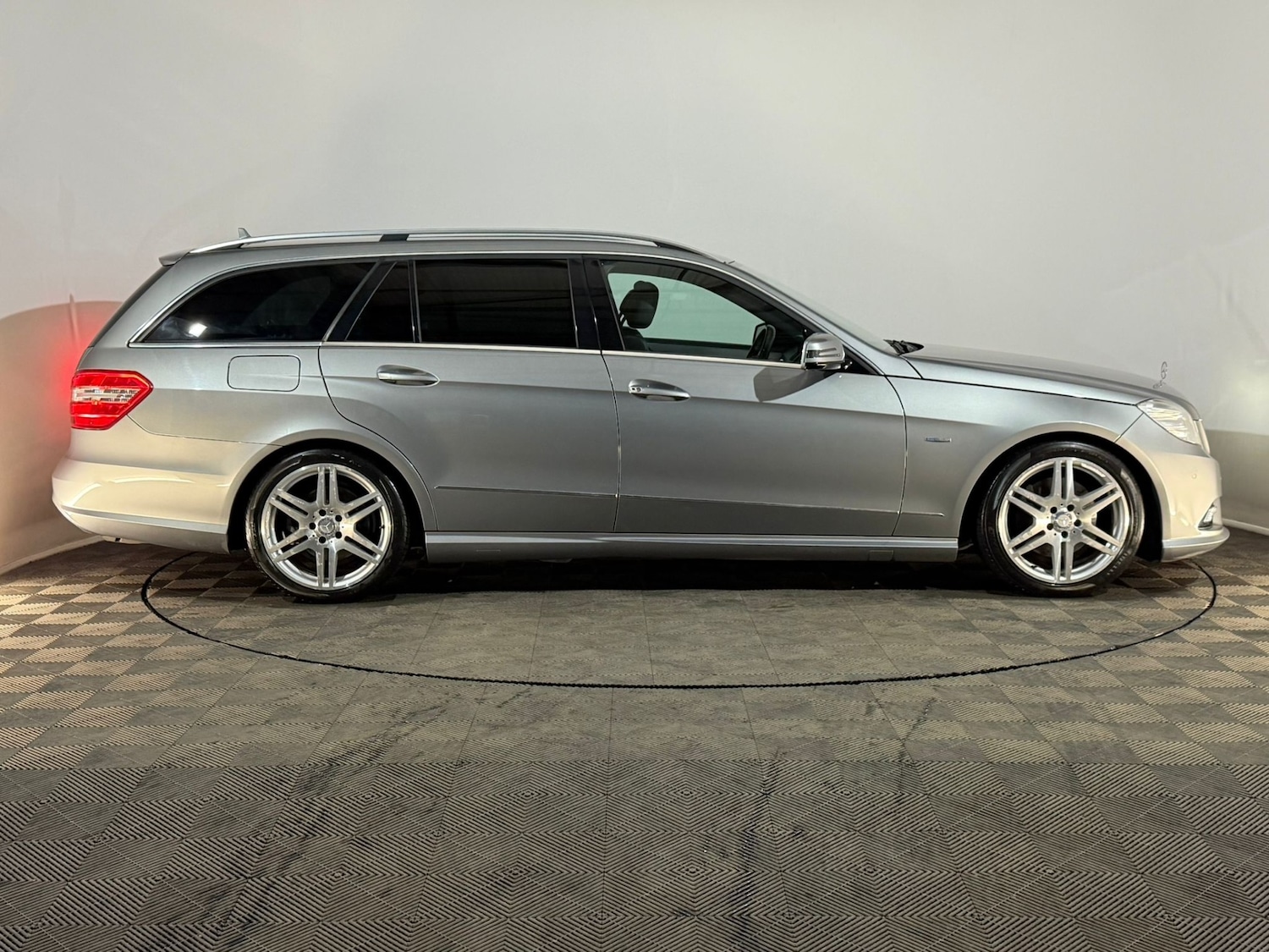 Used Mercedes-Benz E Class 2011 for sale - 78136978: Photo 4