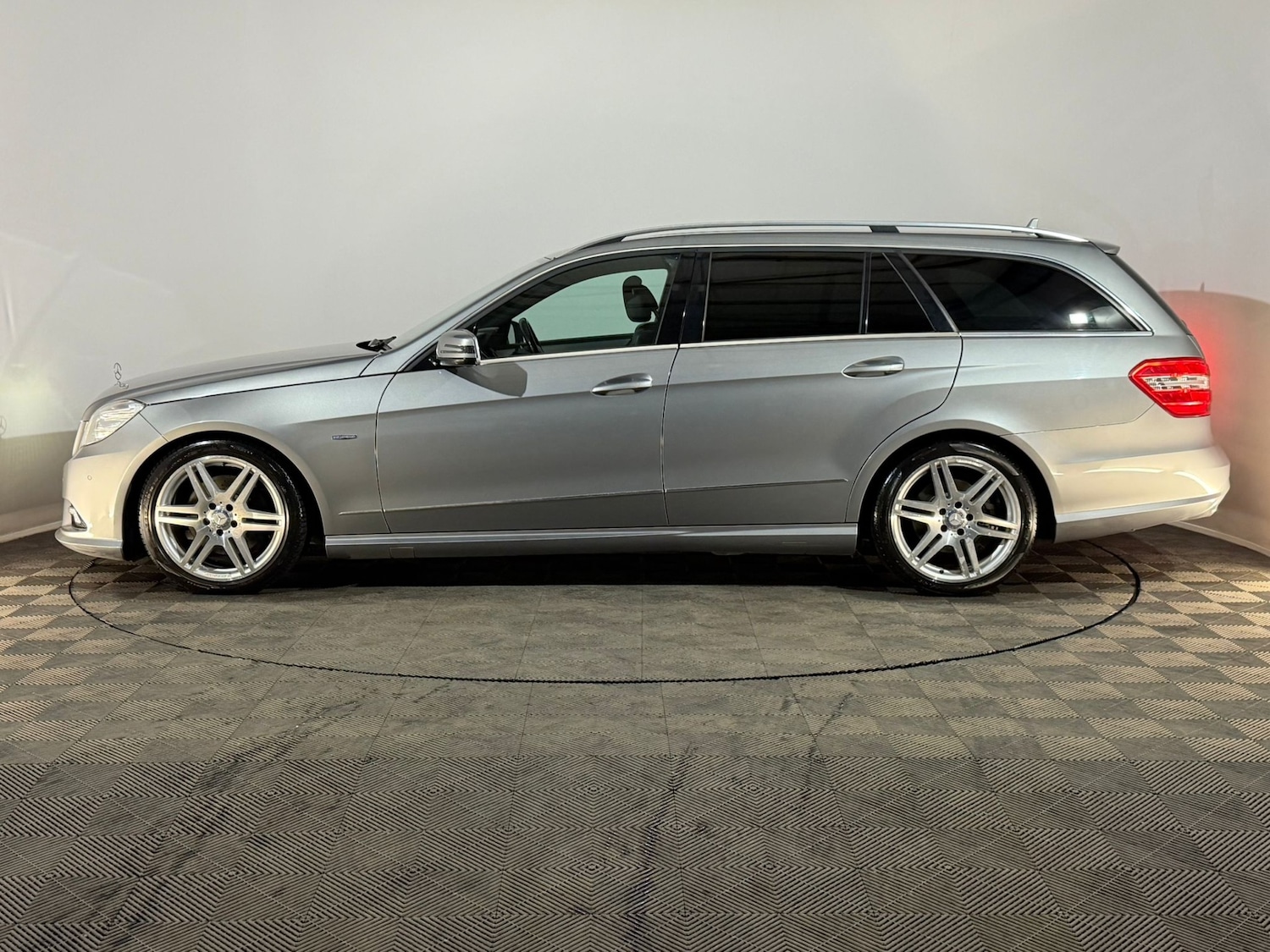 Used Mercedes-Benz E Class 2011 for sale - 78136978: Photo 5