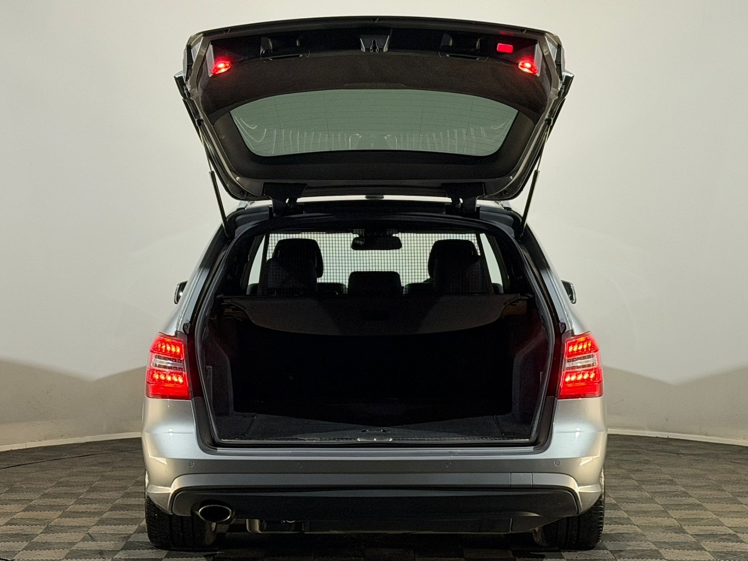 Used Mercedes-Benz E Class 2011 for sale - 78136978: Photo 8