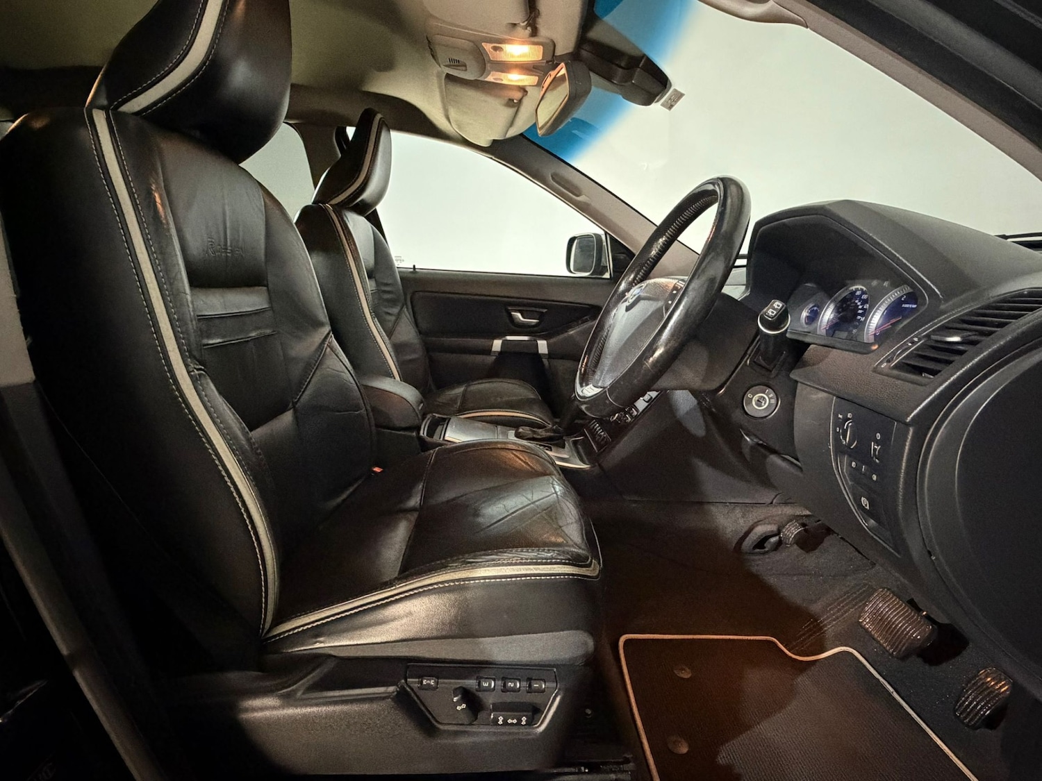 Used Volvo XC90 2011 for sale - 76129129: Photo 16