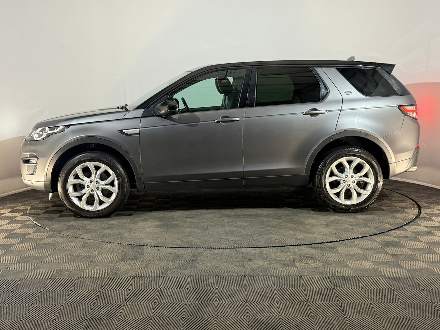 Used Land Rover Discovery Sport 2015 for sale - 77501248: Photo 4