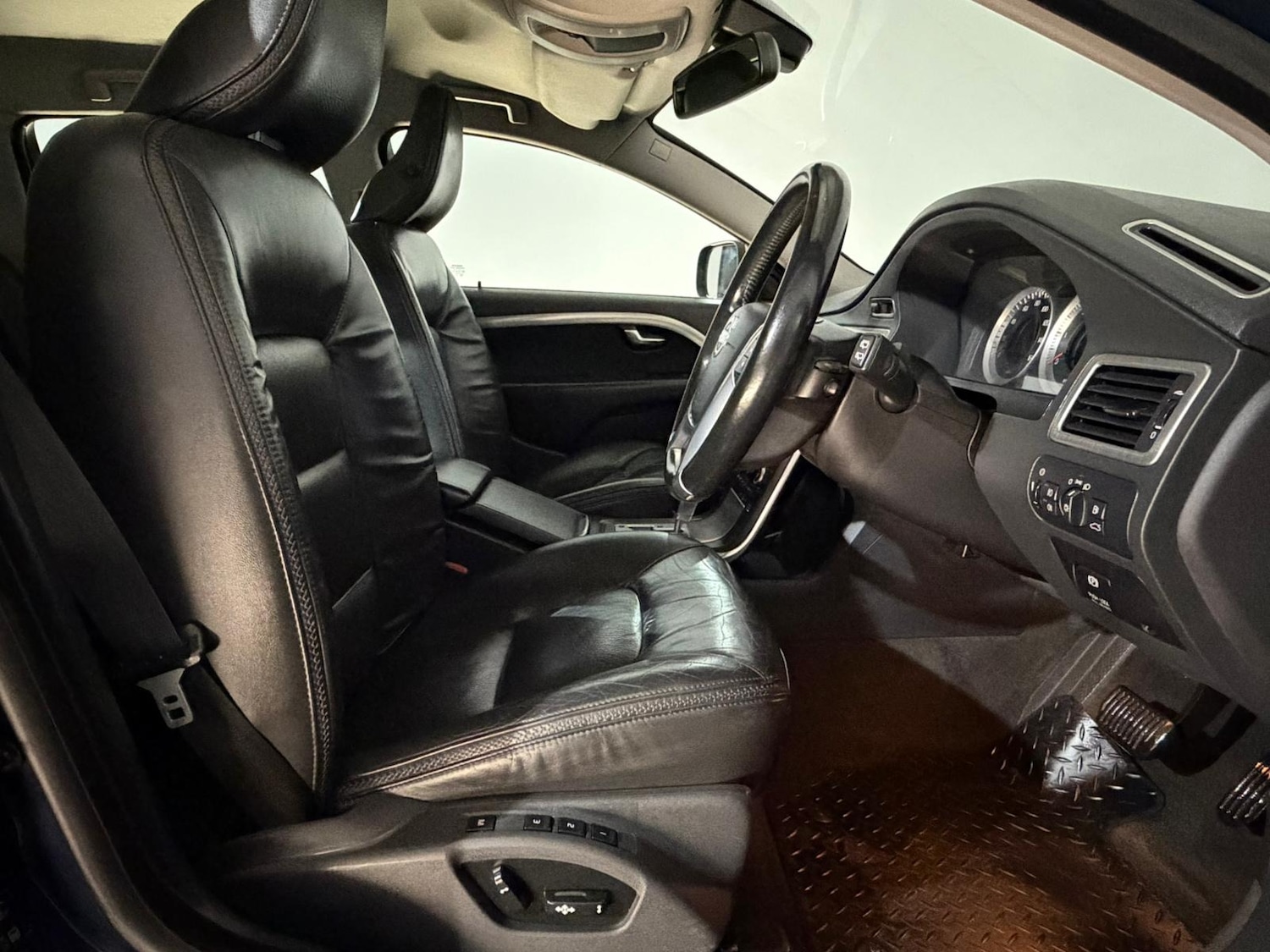 Used Volvo XC70 2011 for sale - 76365234: Photo 16