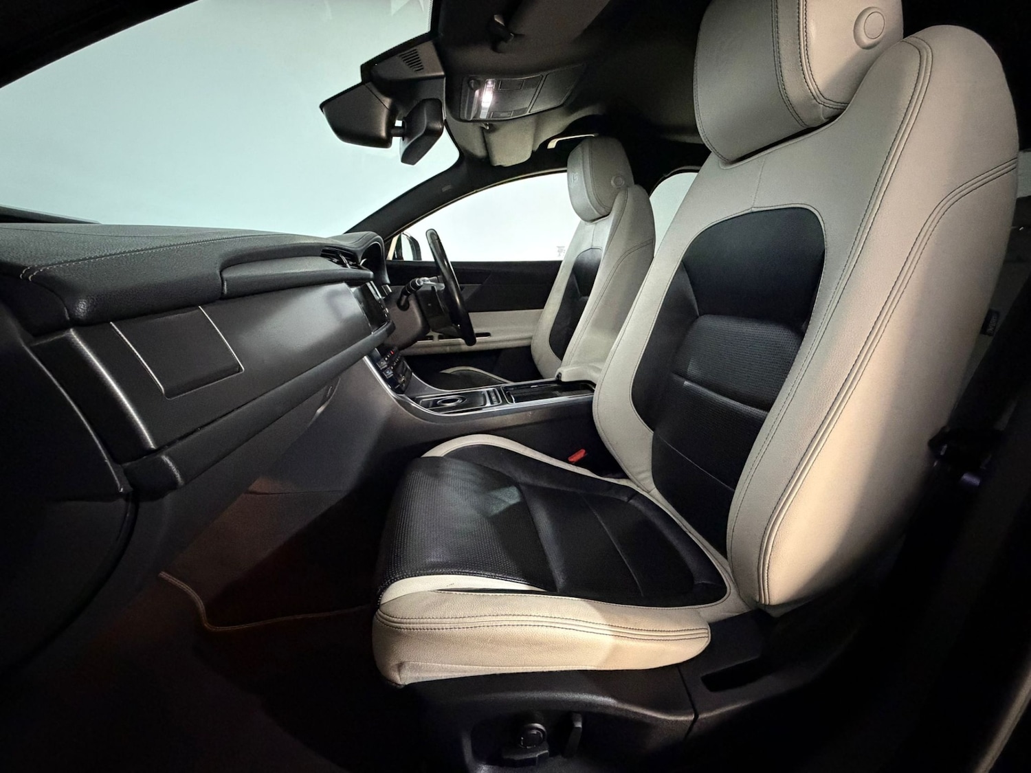 Used Jaguar XF 2016 for sale - 76438424: Photo 17