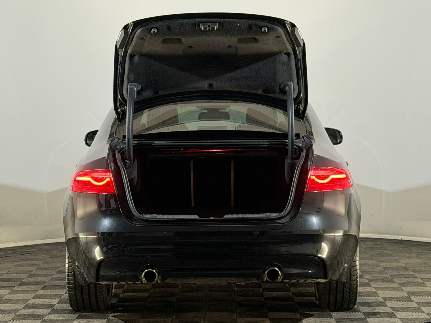 Used Jaguar XF 2016 for sale - 76438424: Photo 8