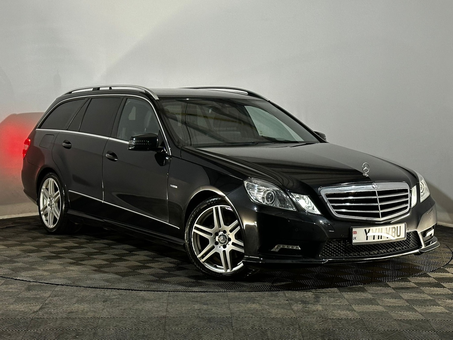 Used Mercedes-Benz E-Class 2011 for sale - 76006070: Photo 1