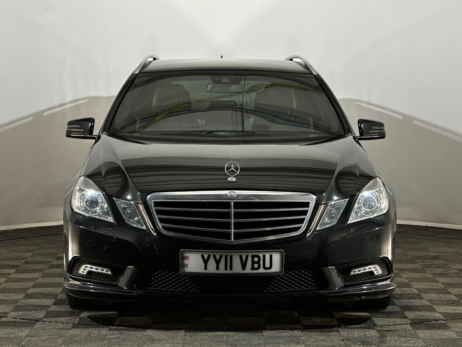 Used Mercedes-Benz E-Class 2011 for sale - 76006070: Photo 2