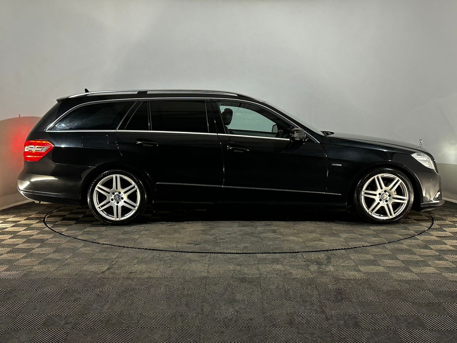 Used Mercedes-Benz E-Class 2011 for sale - 76006070: Photo 4
