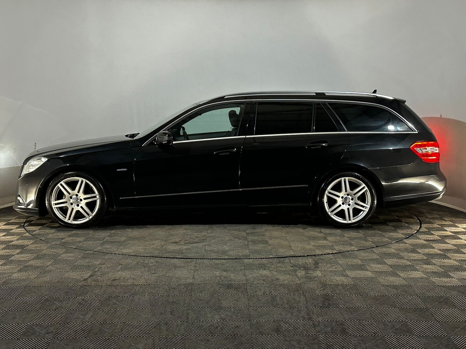 Used Mercedes-Benz E-Class 2011 for sale - 76006070: Photo 5