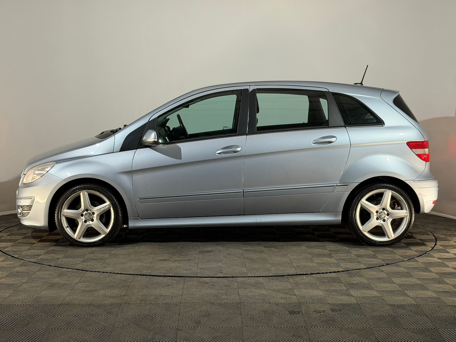 Used Mercedes-Benz B Class 2010 for sale - 76383304: Photo 5