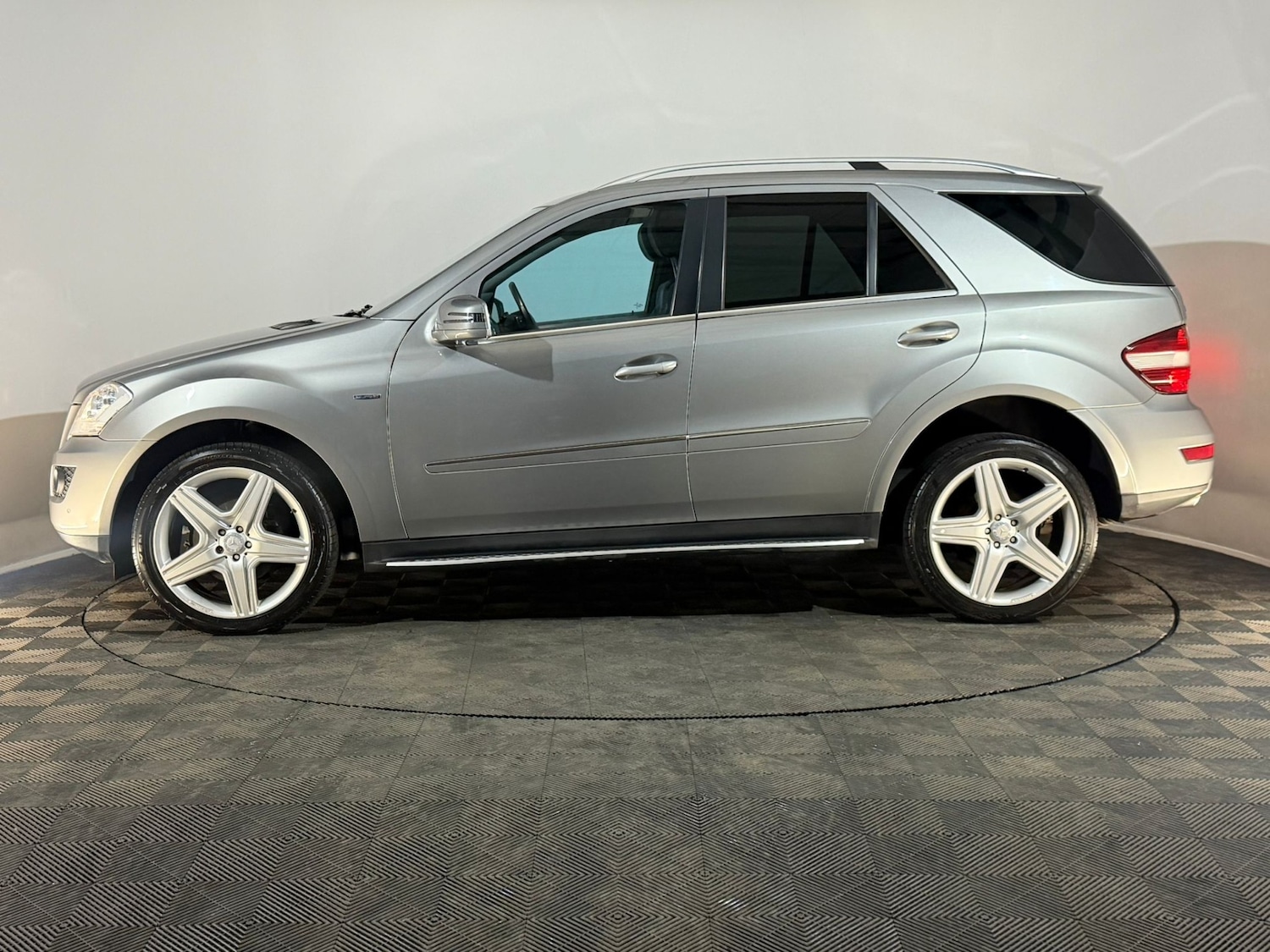 Used Mercedes-Benz M Class 2011 for sale - 77480705: Photo 5