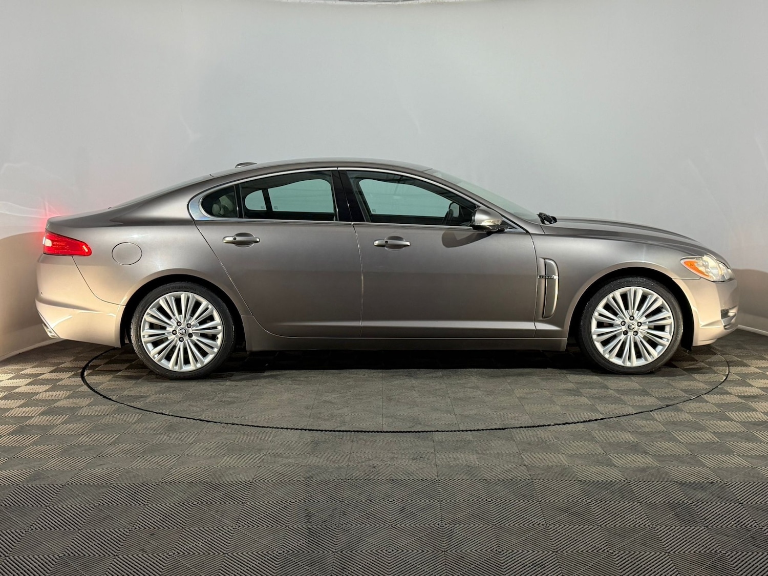Used Jaguar XF 2011 for sale - 78216066: Photo 4