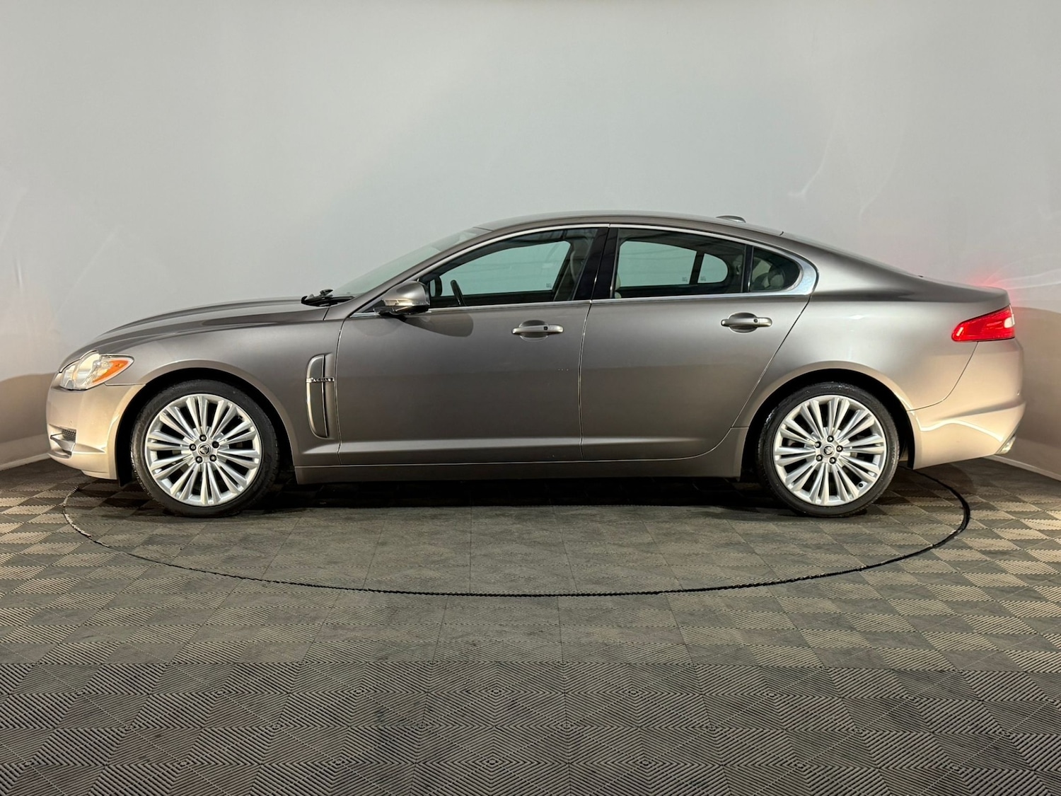 Used Jaguar XF 2011 for sale - 78216066: Photo 5